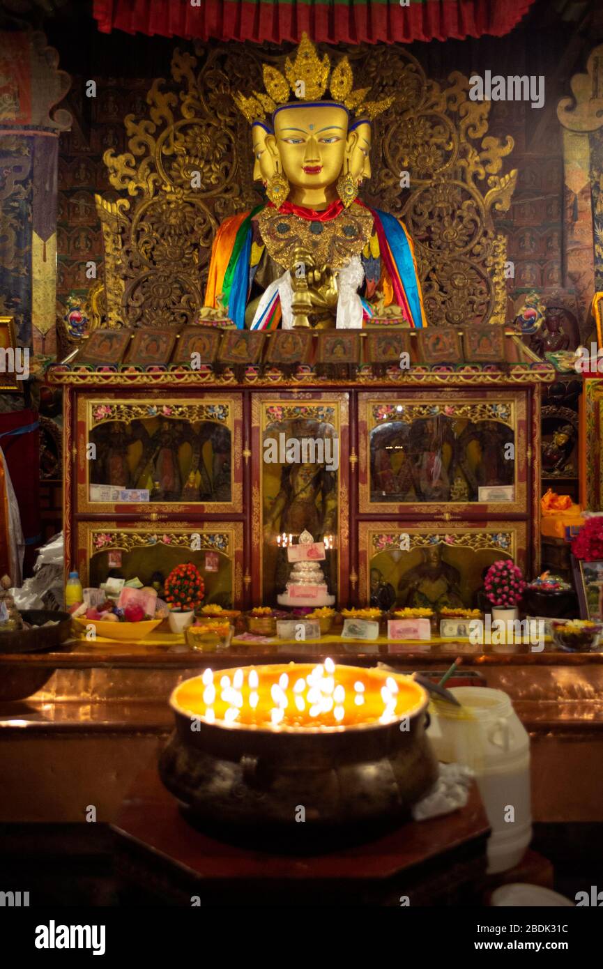 Ein aufwendiger alter im Kloster Pelkor Chode mit religiösen Reliquien, Kunstwerken und einer flammenden Butterlampe ehrt Maitreya, auch bekannt als die drei Stockfoto