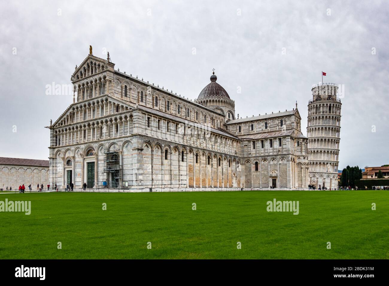 Die schöne Kathedrale von Pisa, ein bemerkenswertes Beispiel romanischer Architektur mit dem berühmten Schiefen Turm von Pisa, Toskana, Italien Stockfoto