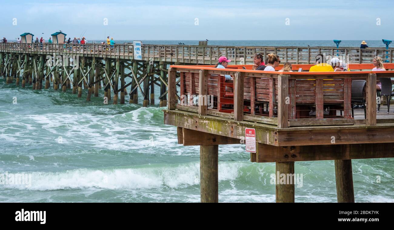 Leute, die das ungezwungene Restauranterlebnis am Strand des Funky Pelican am Flagler Beach Pier in Flagler Beach, Florida, genießen. (USA) Stockfoto