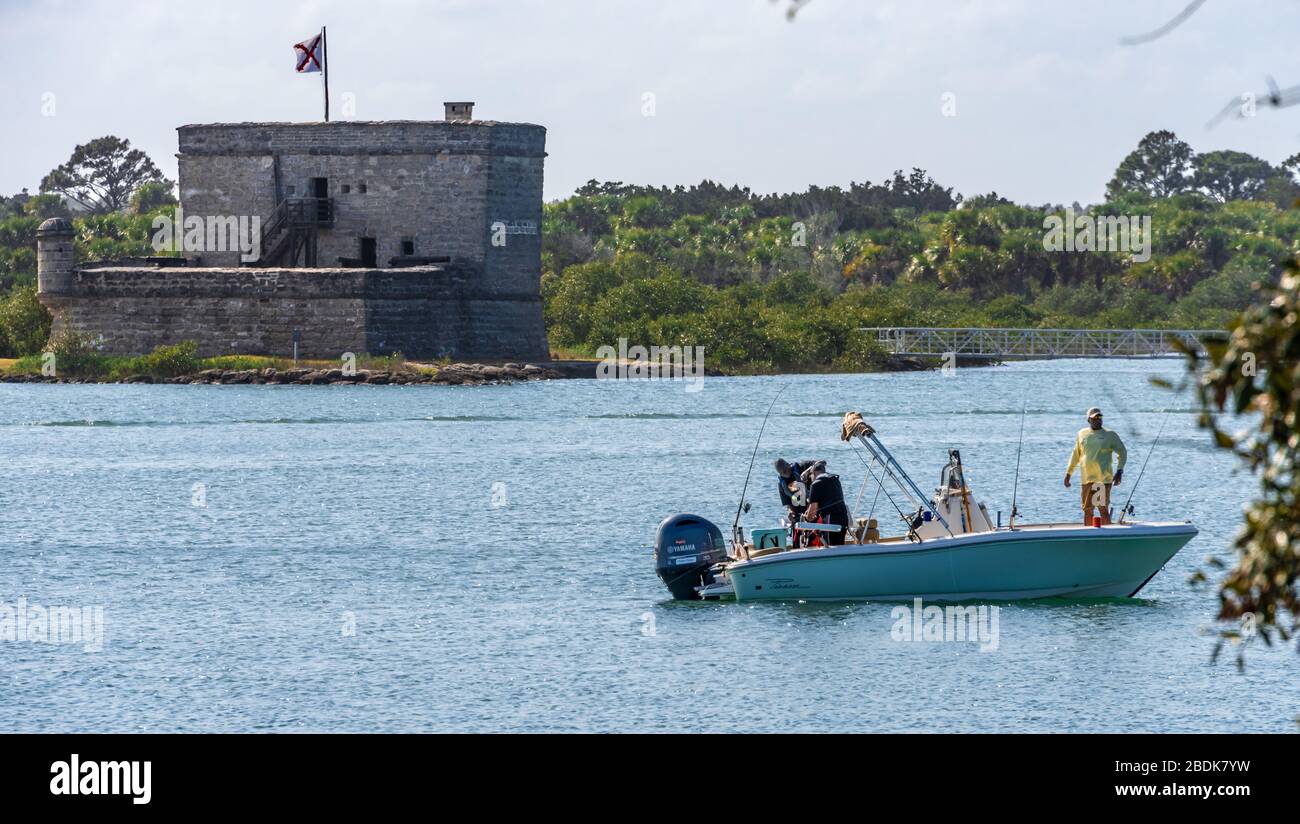 Fischer genießen einen Tag auf dem Wasser vor Fort Matanzas, einem spanischen Fort von 1742 auf Rattlesnake Island in der Nähe von St. Augustine, Florida. (USA) Stockfoto