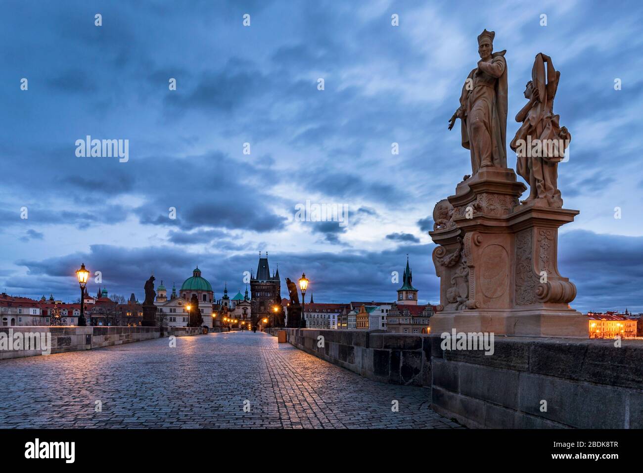 Tagesanbruch auf der berühmten Karlsbrücke, Prag, Tschechische Republik Stockfoto