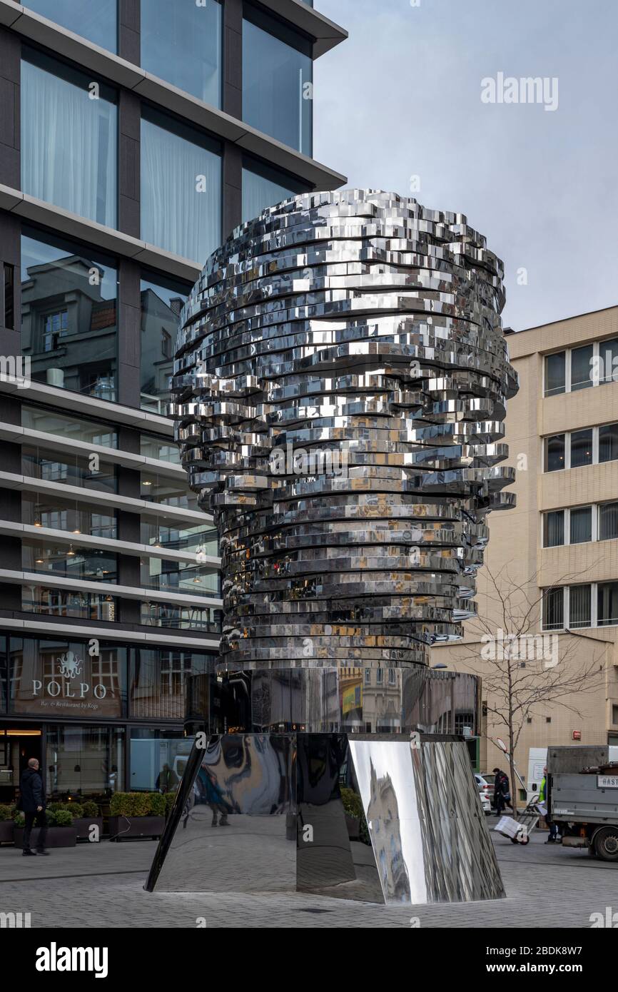 Drehbare Statue des Franz Kafka-Kopfes, eine mechanische Statue des Künstlers David Cerny, Neustadt, Prag, Tschechische Republik Stockfoto