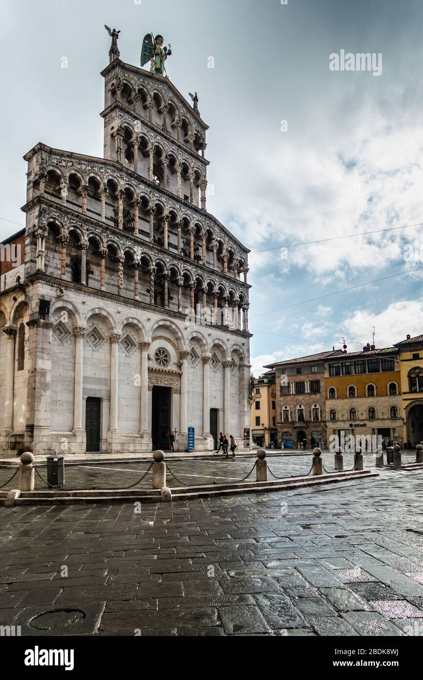 Fassade der Kirche San Michele in Foro in Lucca, fein dekoriert mit Statuen und Skulpturen. Lucca, Toskana, Italien, November 2019 Stockfoto
