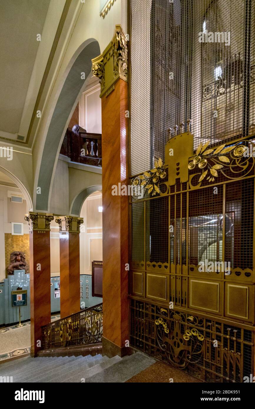 Aufzug im Stadthaus Jugendstil-Gebäude, Prag, Tschechische Republik Stockfoto