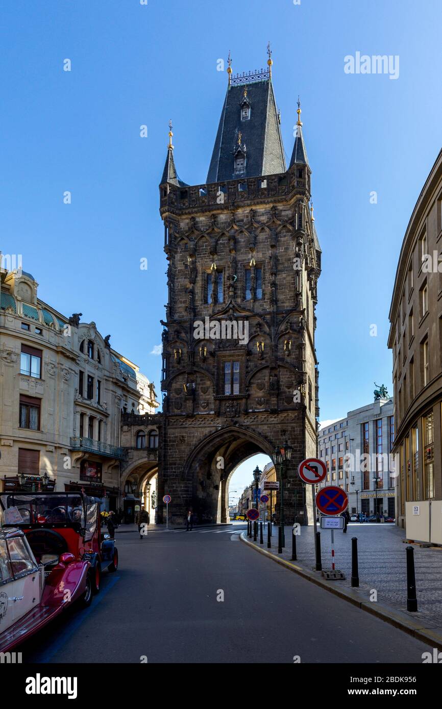 Pulverturm (Prašná brána). Altstadt, Prag, Tschechische Republik. Eines der ursprünglichen Stadttore und trennt die Altstadt von der Neustadt Stockfoto