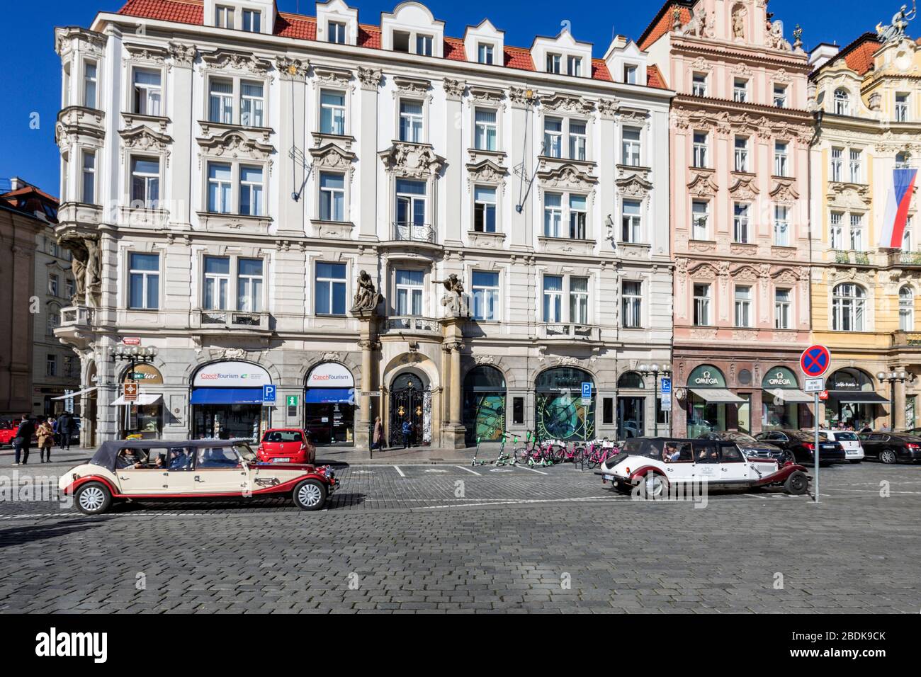 Oldtimer-Modellautos bieten Sightseeing-Touren in der Altstadt Platz, Prag, Tschechische Republik. Stockfoto