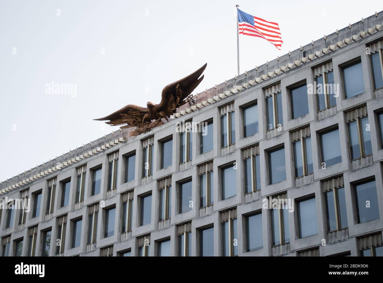 American Eagle Flag Facade Architecture Alte amerikanische Botschaft US Botschaft, Grosvenor Square, Mayfair, London W1K 2HP von Eero Saarinen Stockfoto