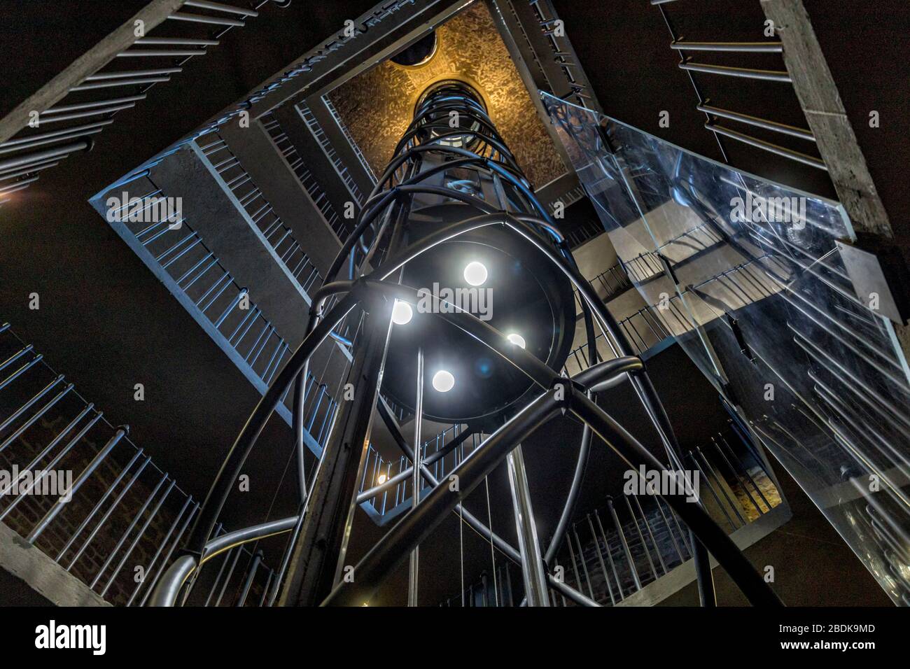 Der futuristische Aufzug und die Treppe im Uhrturm des Alten Rathauses, Prag, Tschechische Republik. Stockfoto