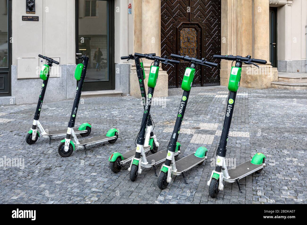 Gruppe von Elektro-Scootern von der Firma Lime in Prag, Tschechische Republik Stockfoto