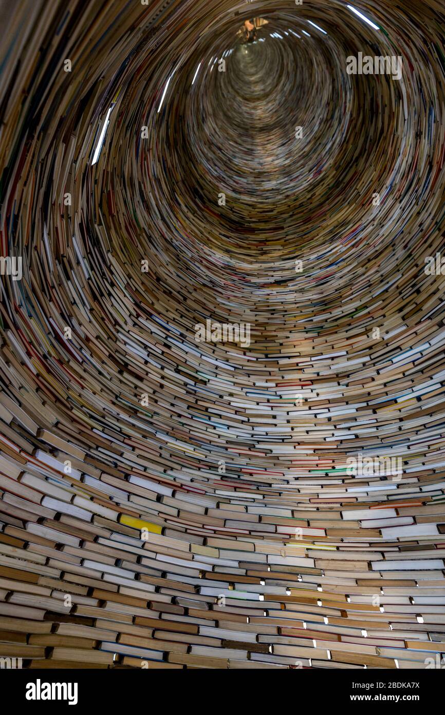 Stadtbibliothek von Prag auf dem Marienplatz. In der Spalte der Bücher namens Idiom, von Bildhauer Matej Kren erstellt. Stockfoto