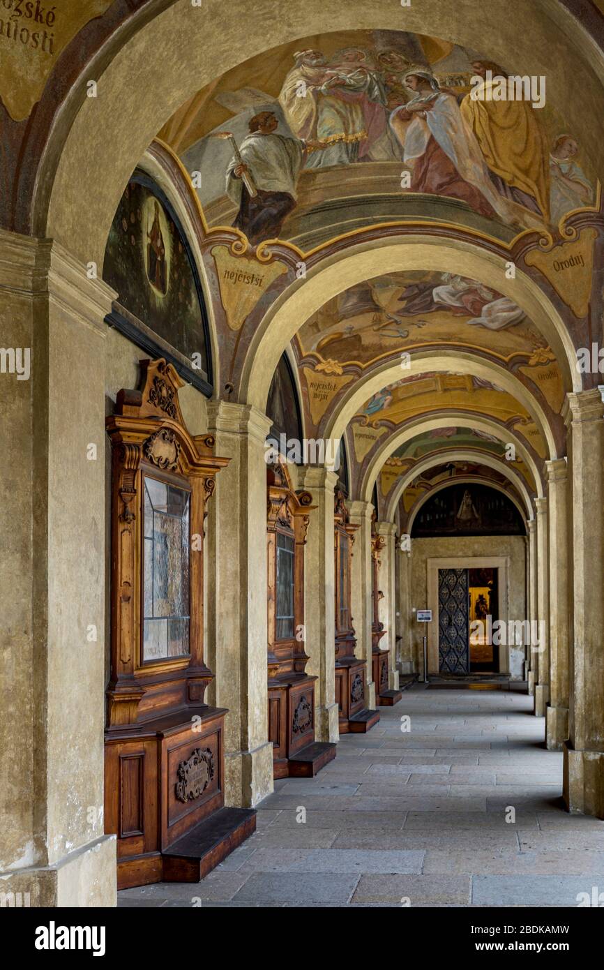 Außenkorridor mit dekorierten Bogendecken in der Loreto (Loreta) Wallfahrtsort im Bezirk Hradcany, Prag Stockfoto