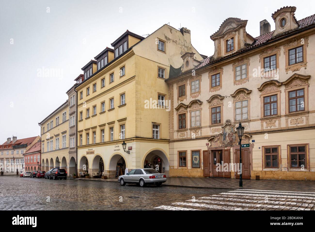 Alte gepflasterte Loretanska Straße im Hradcany Bezirk, Prag, Tschechische Republik Stockfoto