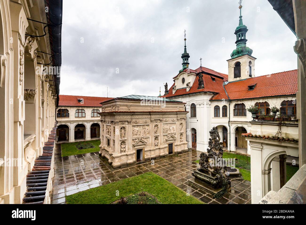 Das Loreto (Loreta) Heiligtum, Prag. Kirche der Muttergottes von Loreto, Innenhof mit dem Heiligen Haus und dem Uhrturm dahinter. Stockfoto