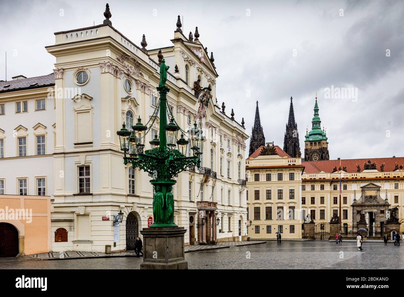 Straßenlaterne im Jugendstil auf dem Hradcany-Platz, Prager Burg, UNESCO-Weltkulturerbe, Tschechische Republik, Europa Stockfoto