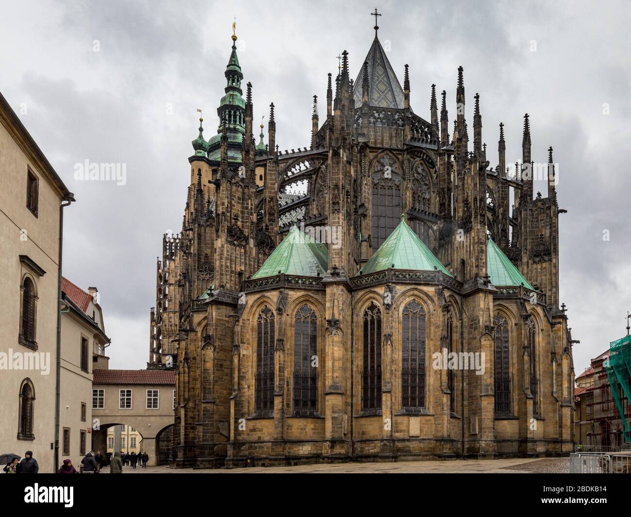 St. Vitus Kathedrale. Diese gotische Kathedrale steht im Zentrum der Prager Burg, mit Blick auf die Stadt. Stockfoto