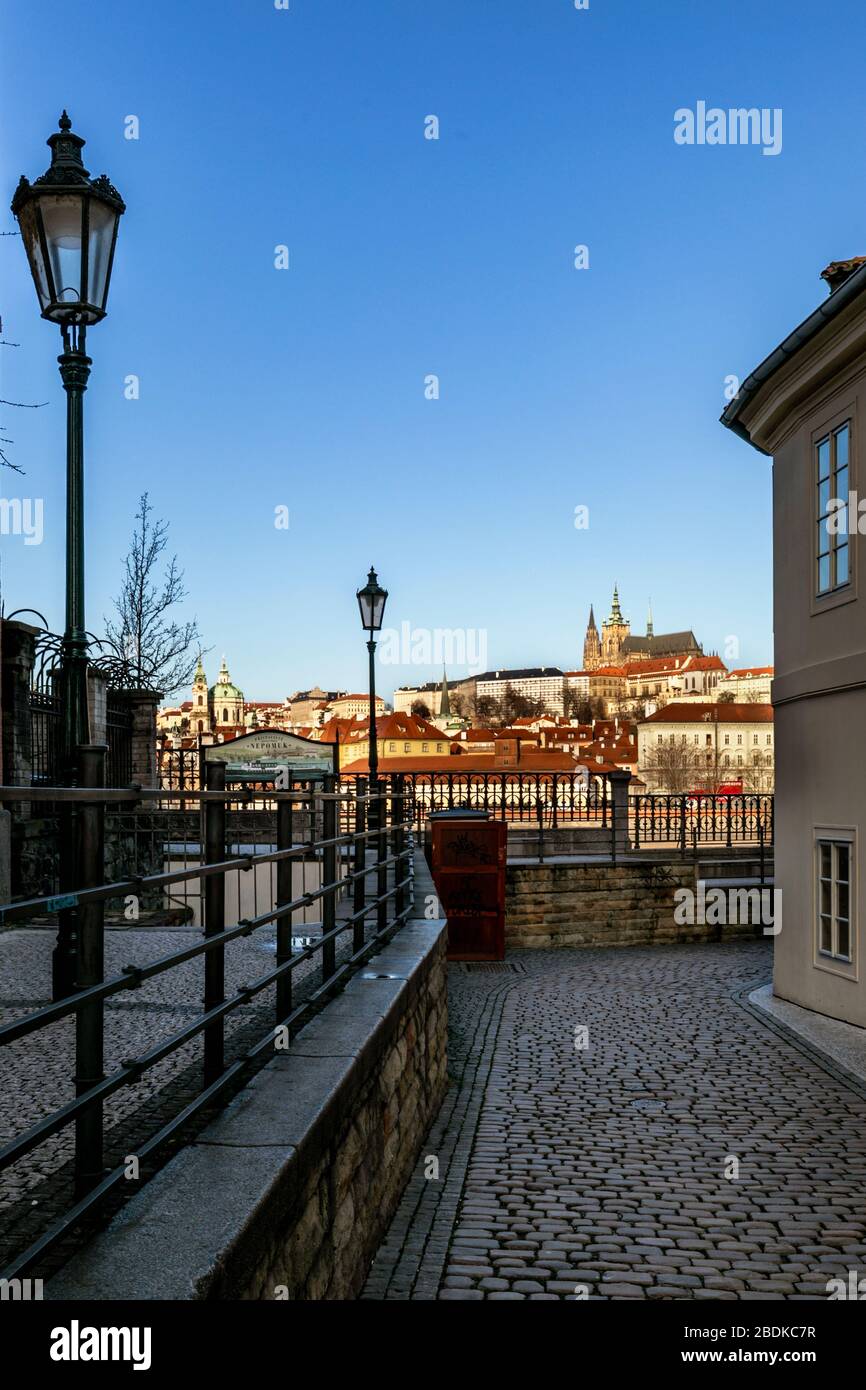 St. Veits-Kathedrale und das Burgviertel von den Ufern der Moldau, Prag, Tschechische Republik Stockfoto