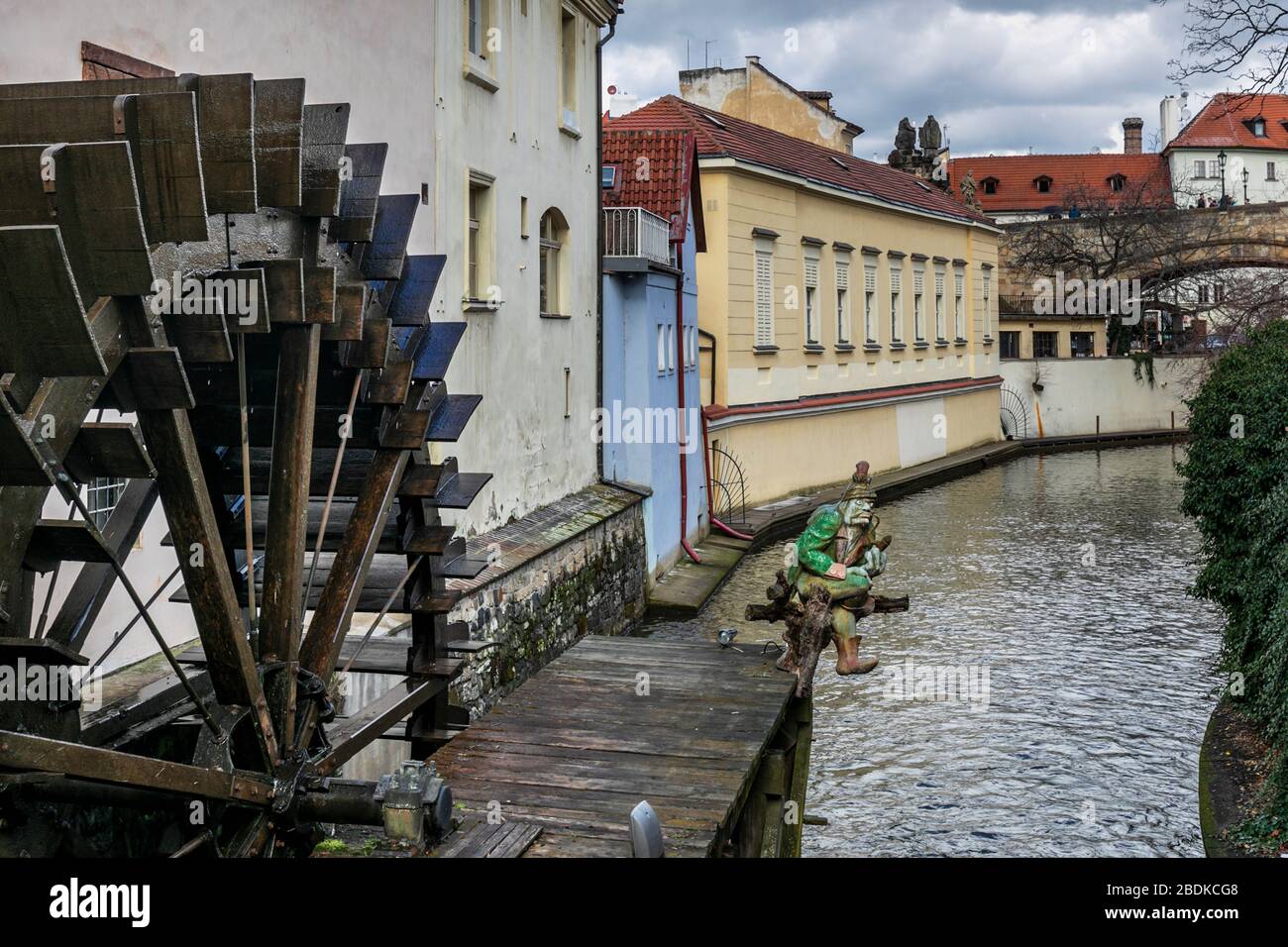 Statue eines Wassersprießes, ein populäres übernatürliches Wesen aus tschechischen und slawischen Märchen, Großpriorat Wassermühle auf der Čertovka, Kampa Insel, Prag Stockfoto