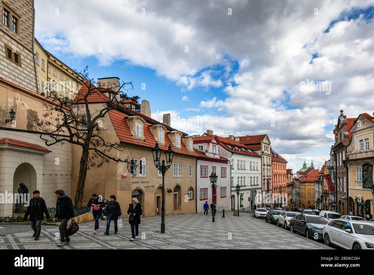 Nerudova Straße, eine beliebte Lage in den historischen Stadtteilen Hradcany und Mala Strana in Prag, Tschechische Republik Stockfoto