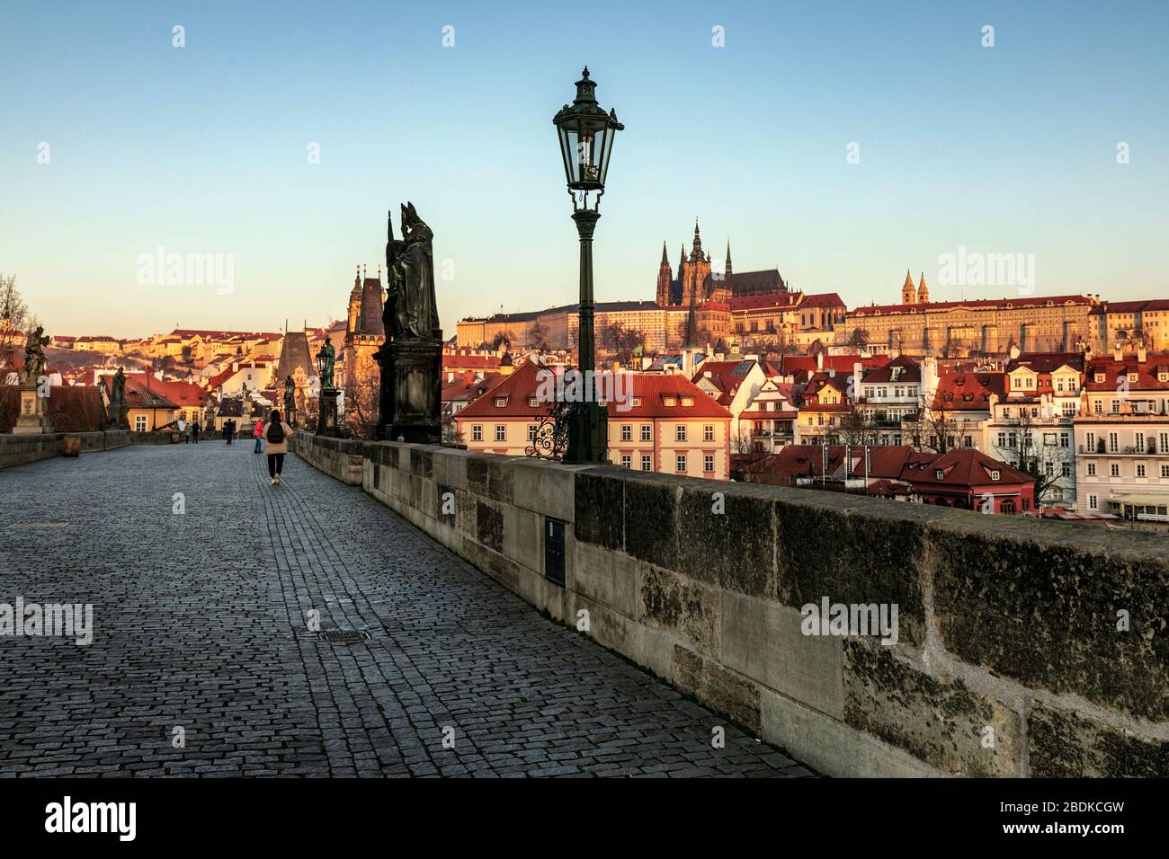 Am frühen Morgen auf der Karlsbrücke mit der St. Veits-Kathedrale und dem Burgviertel dahinter, Prag, Tschechische Republik Stockfoto