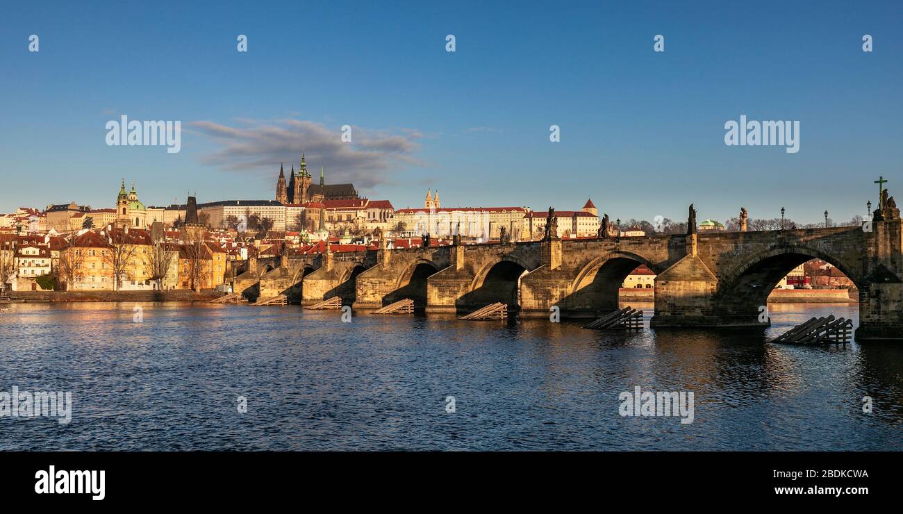 Blick auf die Moldau, Karlsbrücke und die Burg über. Prag-Tschechien-Europa Stockfoto