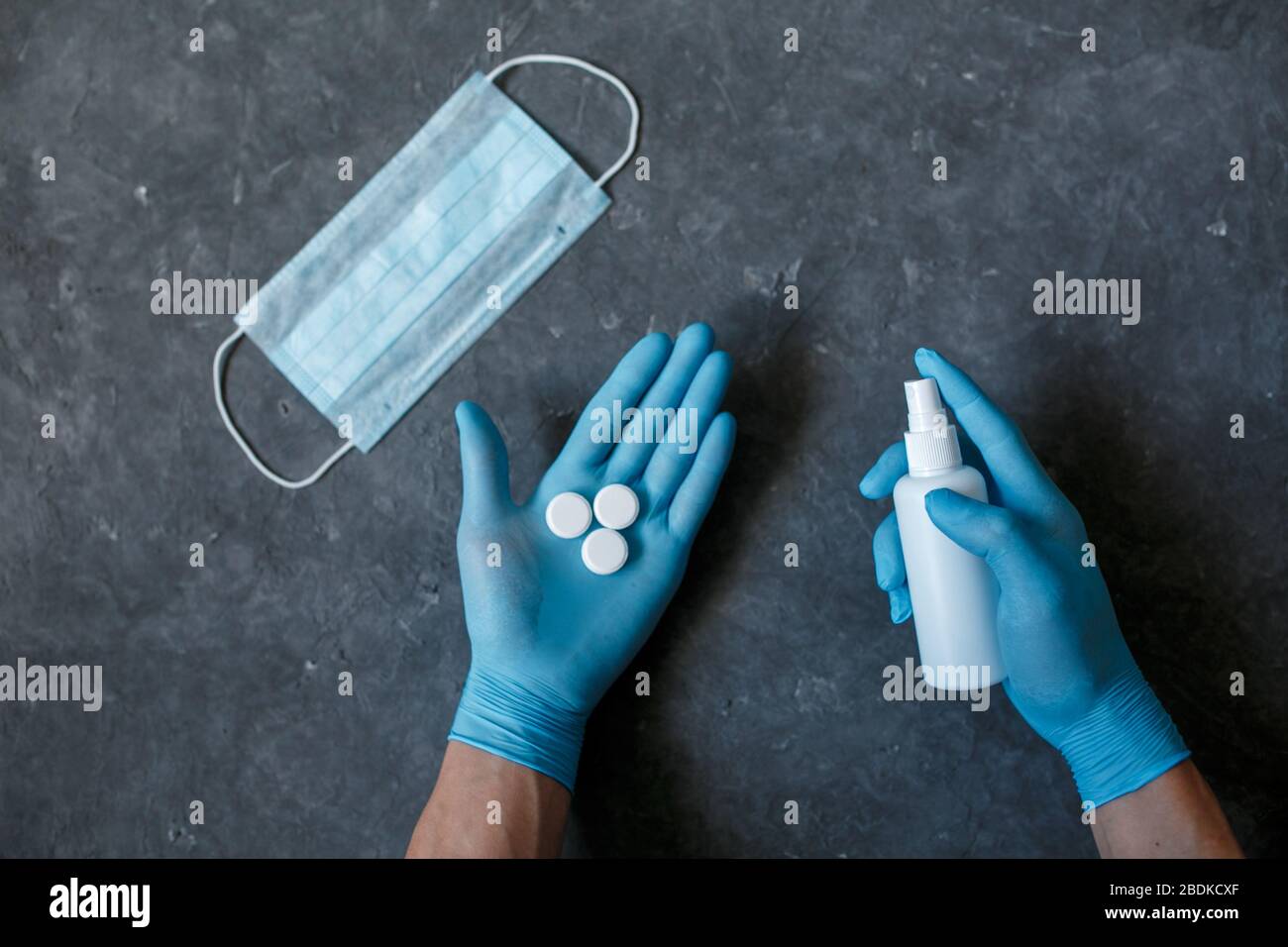 Medizinisches Konzept auf blauem Hintergrund. Mittel zum Schutz vor dem Virus: Medizinische Maske, Antiseptika, Handhygieneprodukte, Desinfektionsmittel. Stockfoto