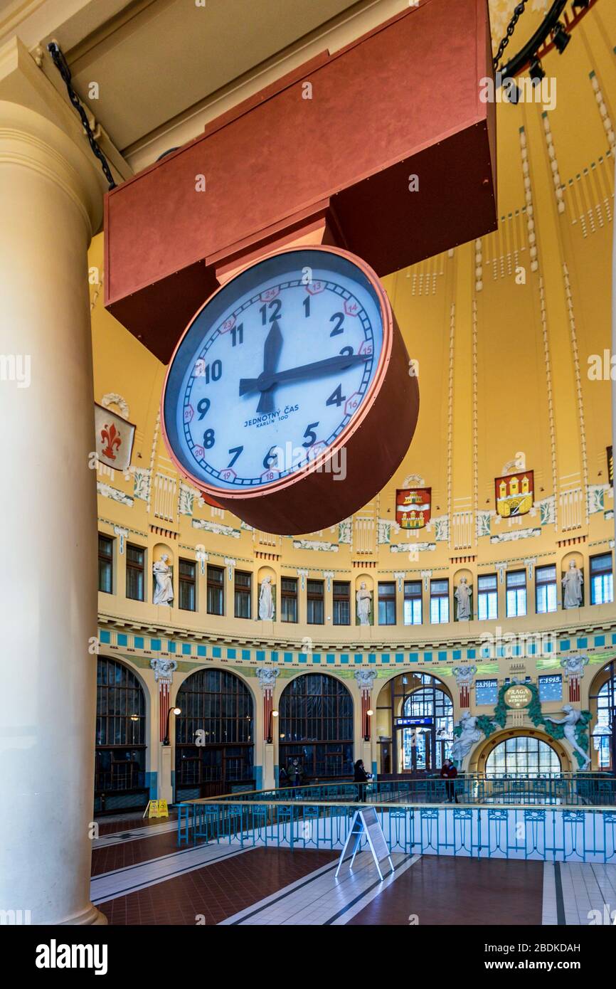 Die Uhr an der schönen Jugendstilhalle, Prag alten Hauptbahnhof oder Praha Hlavní Nádraží, Prag, Tschechische Republik Stockfoto