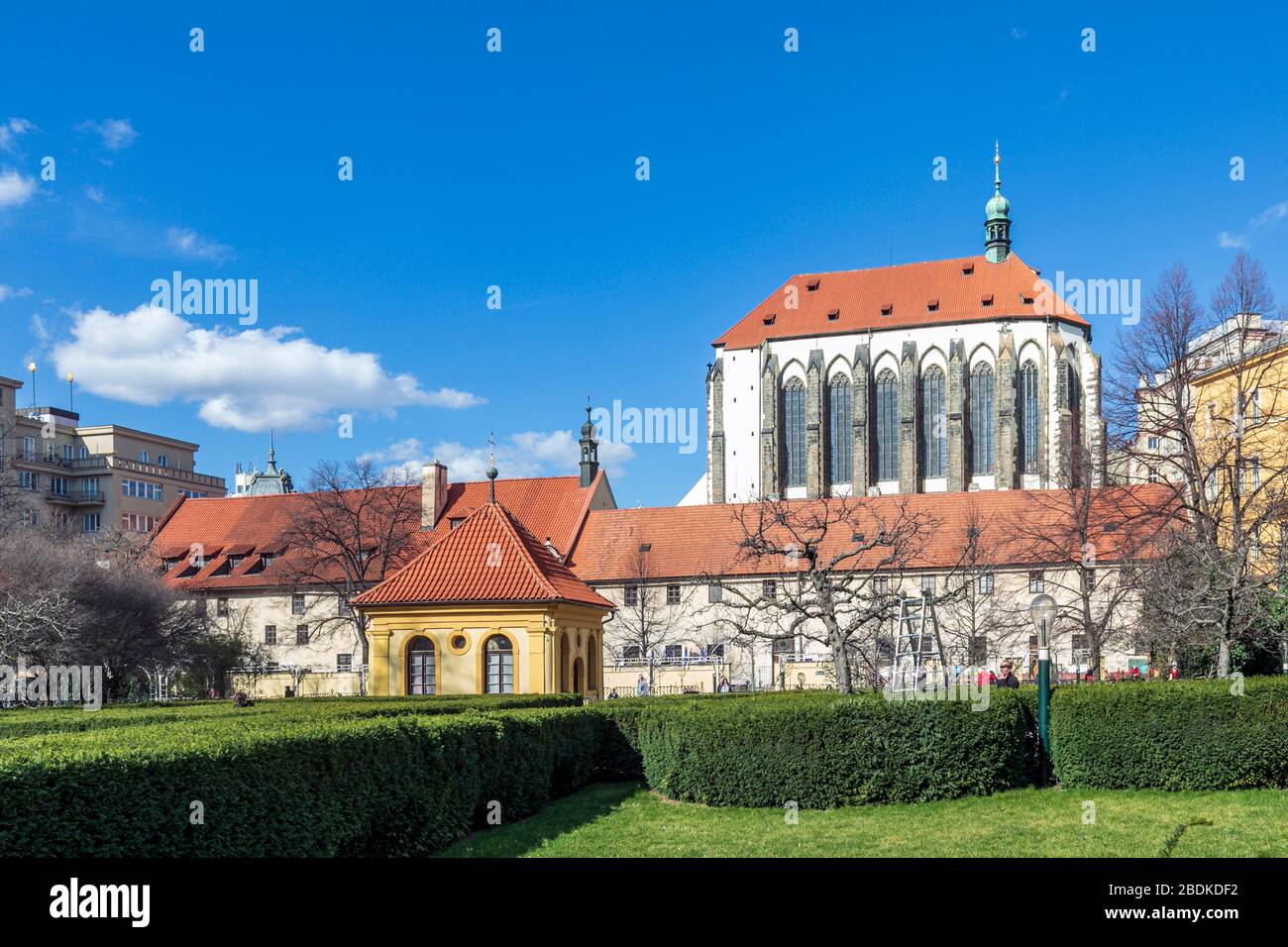 Blick vom Franziskanergarten auf die Kirche der Jungfrau Maria vom Schnee in der Neustadt, Nové Město, Prag, Tschechische Republik. Stockfoto