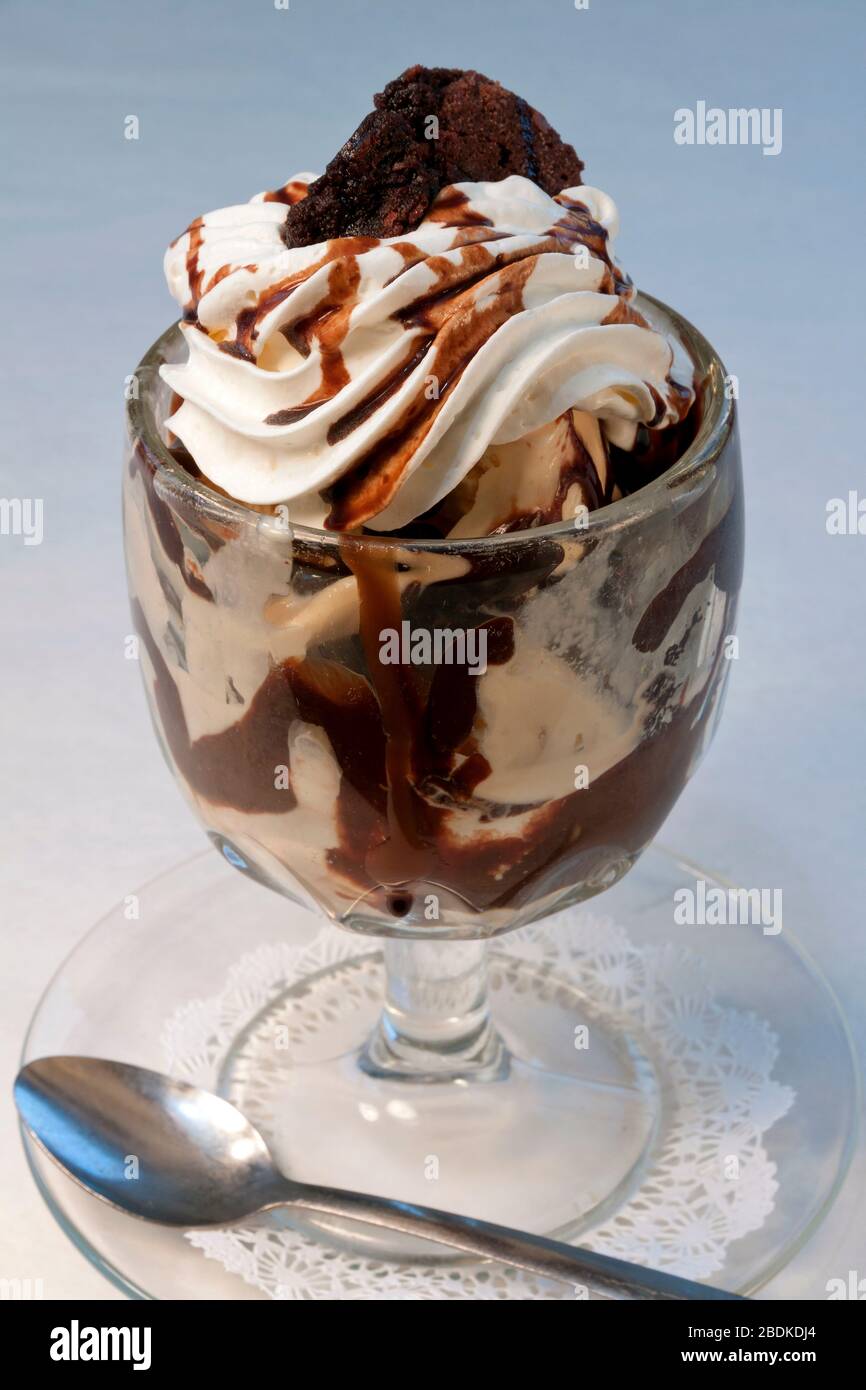 Brownie fudge sundae, von James D Coppinger/Dembinsky Photo Assoc Stockfoto