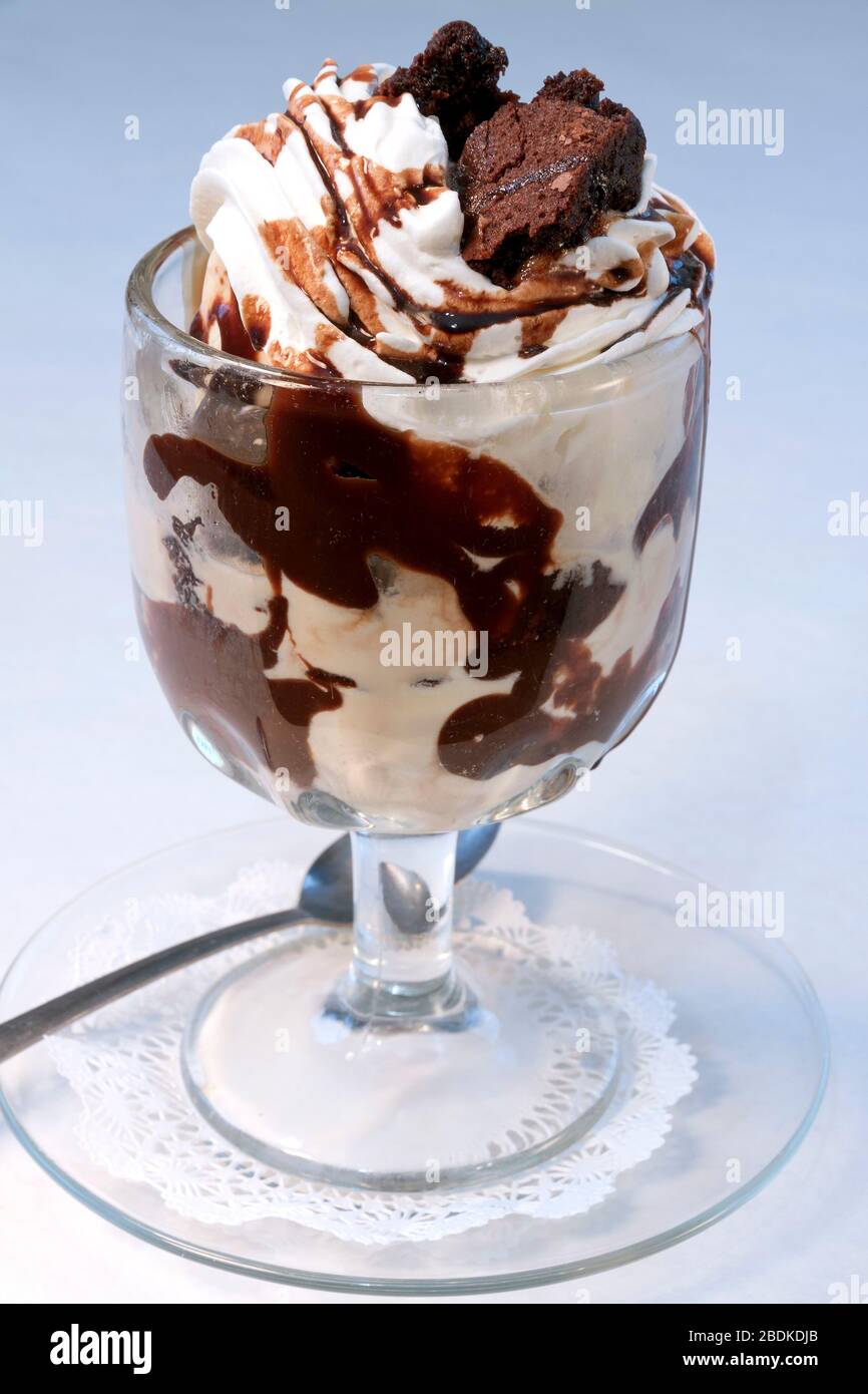 Brownie fudge sundae, von James D Coppinger/Dembinsky Photo Assoc Stockfoto