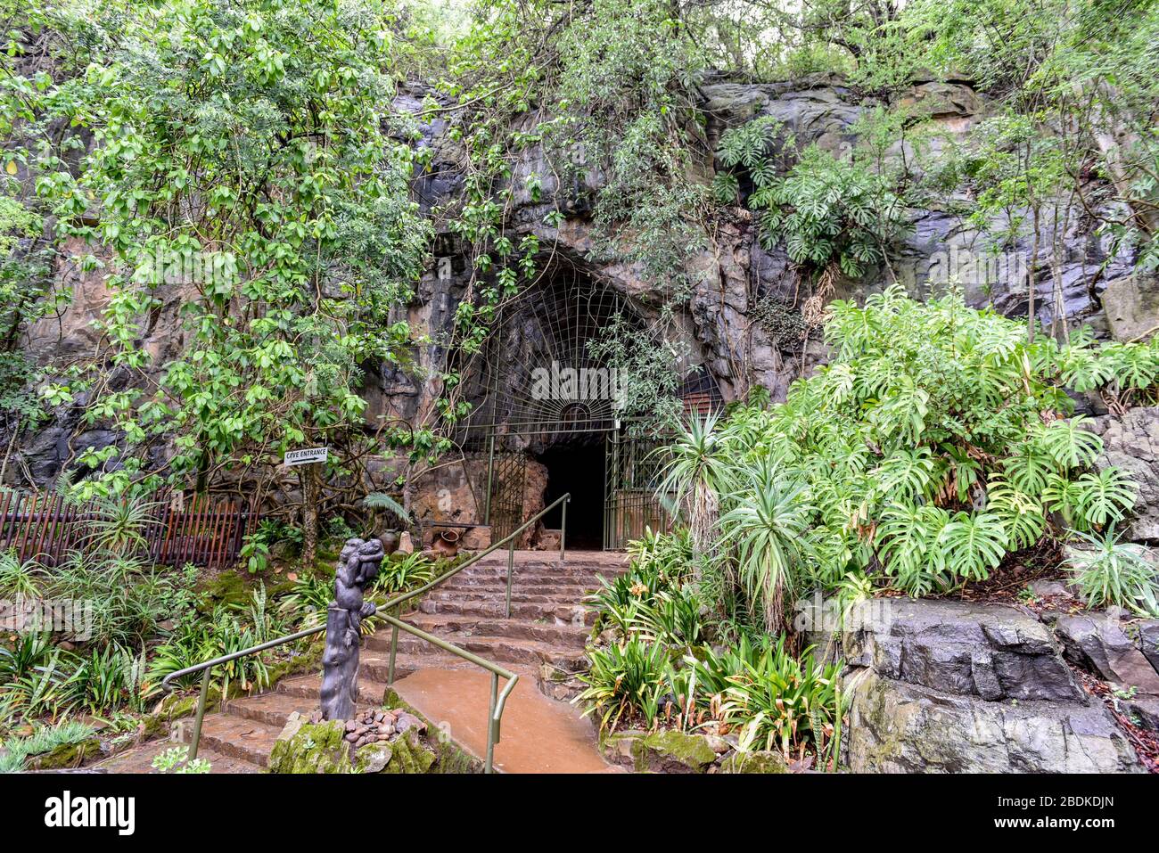 Eingang der Sudwala Höhlen, die zu den ältesten Höhlen der Welt in der Nähe von Nelspruit, Mpumalanga, Südafrika gehören Stockfoto