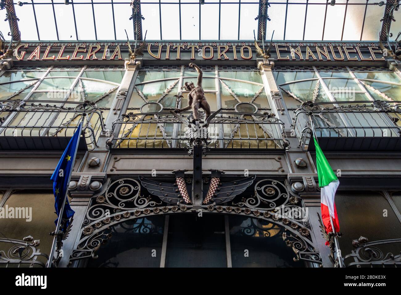 Die schöne Jugendstilfassade der "Galleria Vittorio Emmanuele" in der Altstadt von Pistoia, Toskana, Italien Stockfoto