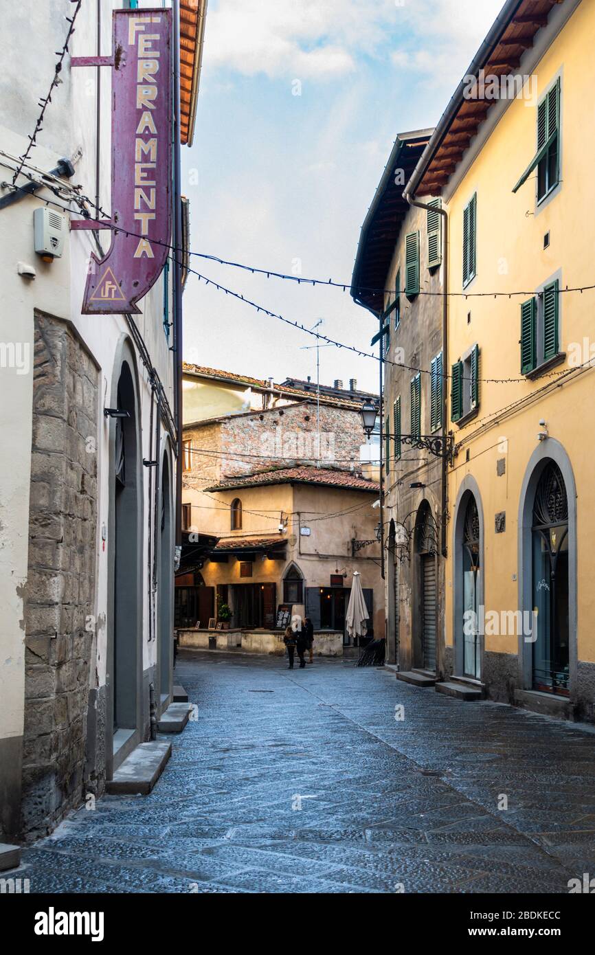 Eine typische Straße der Altstadt von Pistoia mit einem Schild im Hardware-Shop (Ferramenta). Pistoia, Toskana, Italien, November 2019 Stockfoto