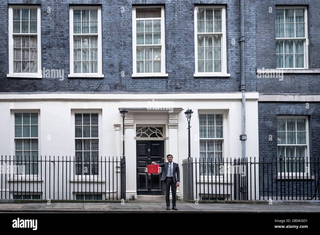 Budget 2020: Kanzler Rishi Sunak posiert außerhalb 11 Downing Street mit der roten Budget-Box, bevor er seine erste Budget-Erklärung. London, Großbritannien Stockfoto