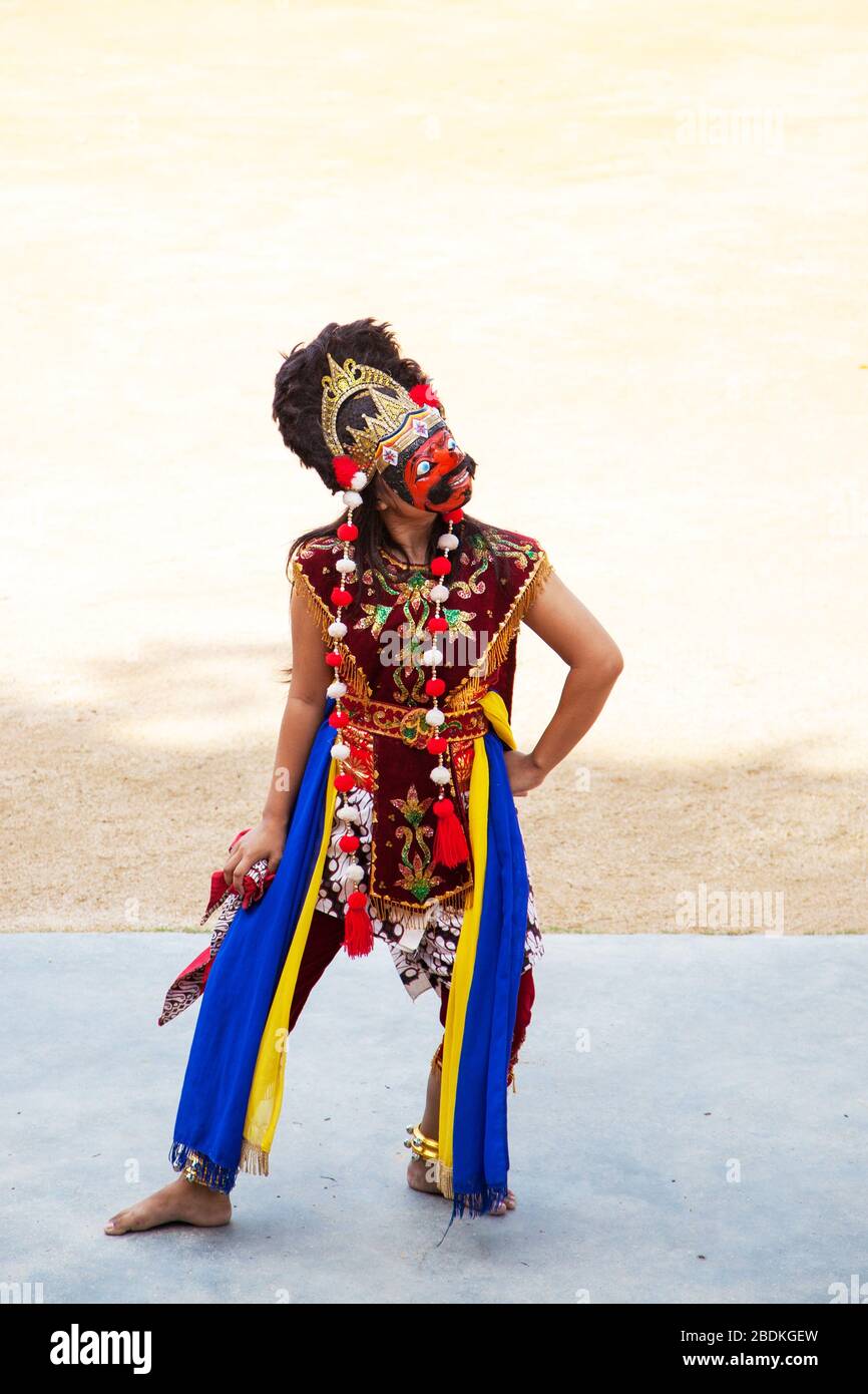 Bintan Island, Indonesien - 23. Juli 2017: Die einheimische indonesische Tänzerin trägt eine Topeng-Maske und verzierte Kostüme bei der Aufführung traditioneller Erzählungen Stockfoto