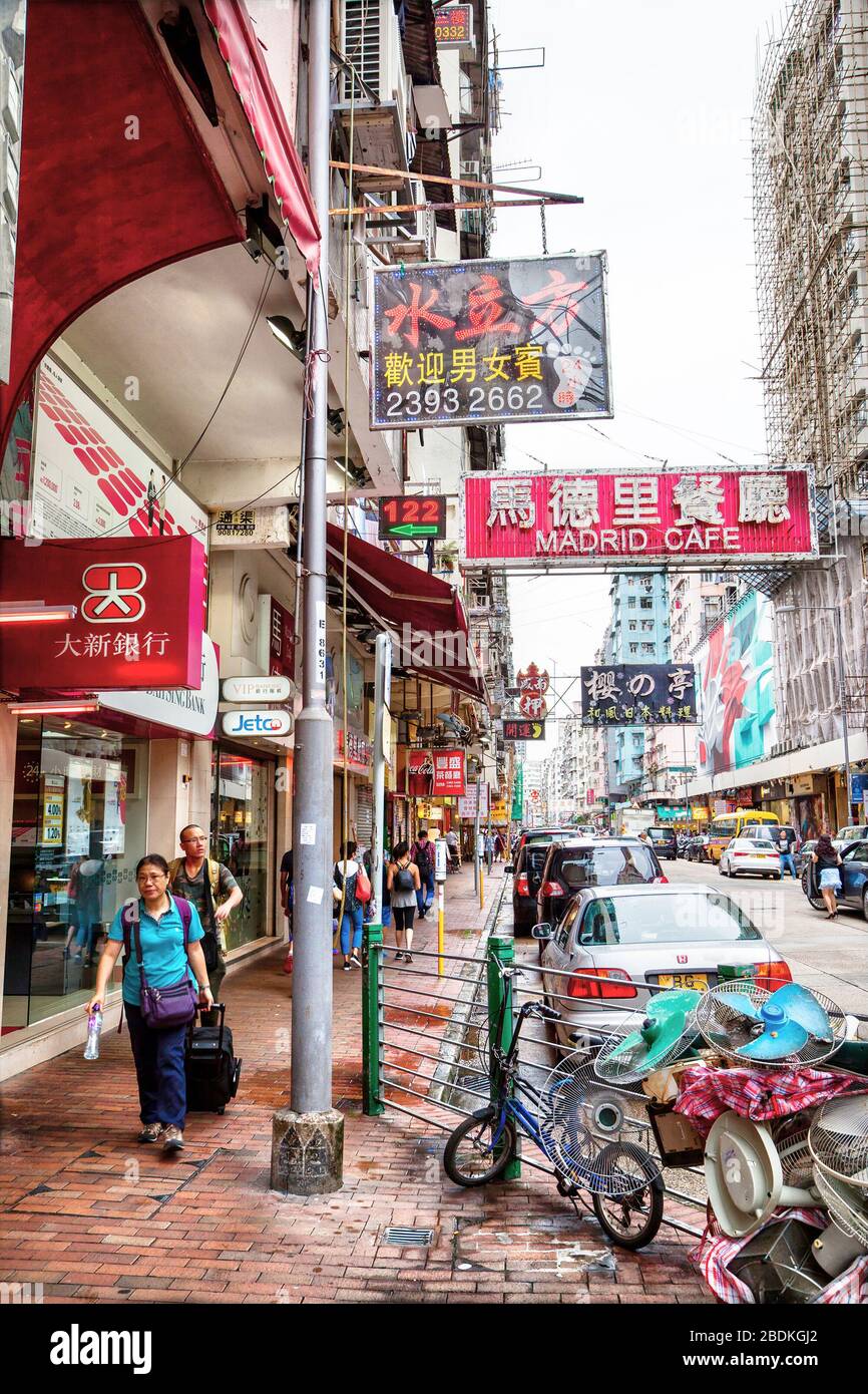 Hongkong - 7. Juli 2017: Touristen und Einheimische gehen entlang der Fok Wing Street im Sham Shui Po, Hongkong. Der Spitzname "Toy Street" Stockfoto