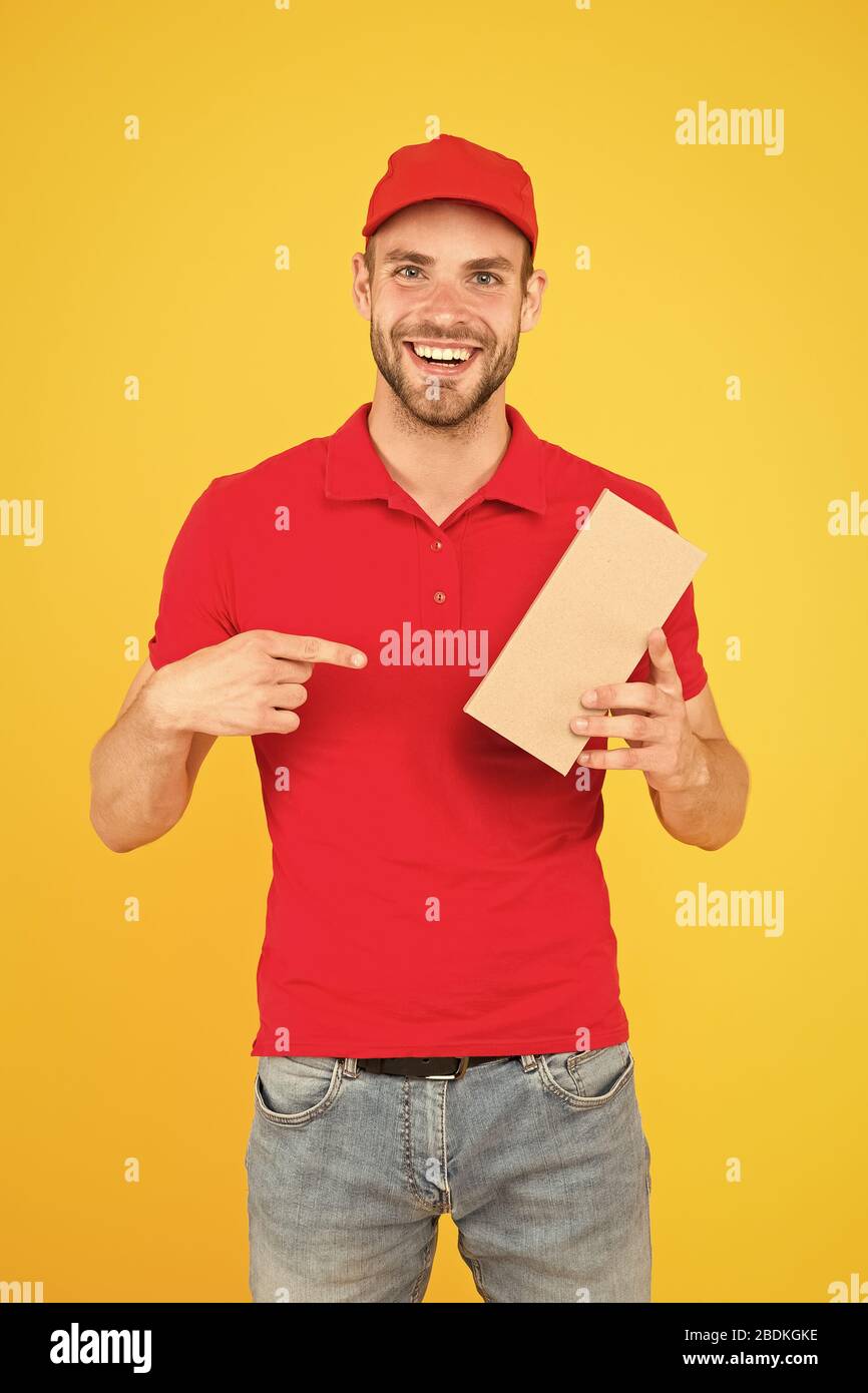 Erster Job als Barista. Happy Guy Kassierer zeigen. Mann empfehlen zu versuchen. Mann Lieferservice. Medien und Merchandise. freundliche Verkäufer. beste Reihenfolge deliveryman. Das erfolgreiche Konzept. Stockfoto