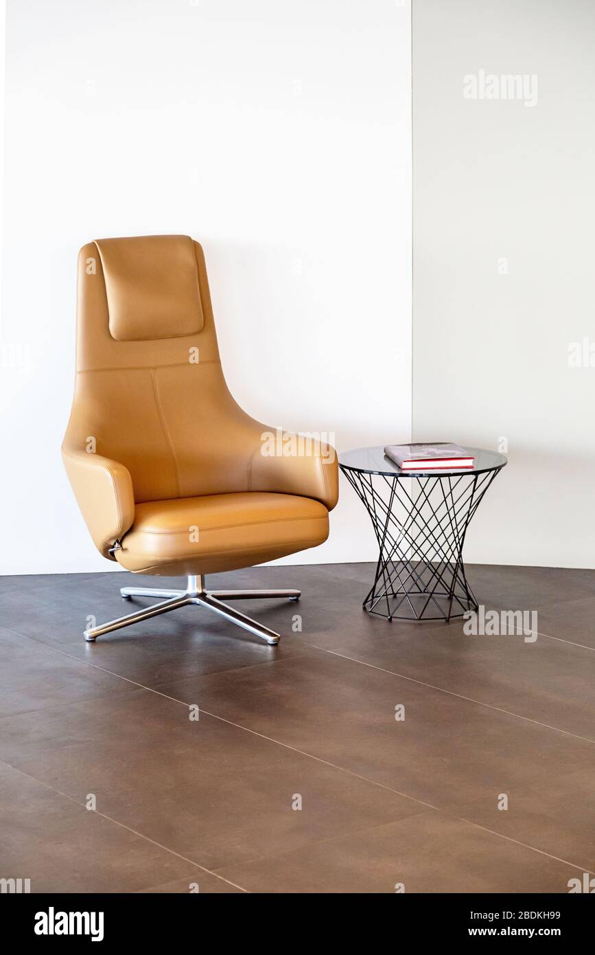 Bürostuhl und Tisch in einem Bürogebäude in der Stadt während der Open House Perth Stockfoto