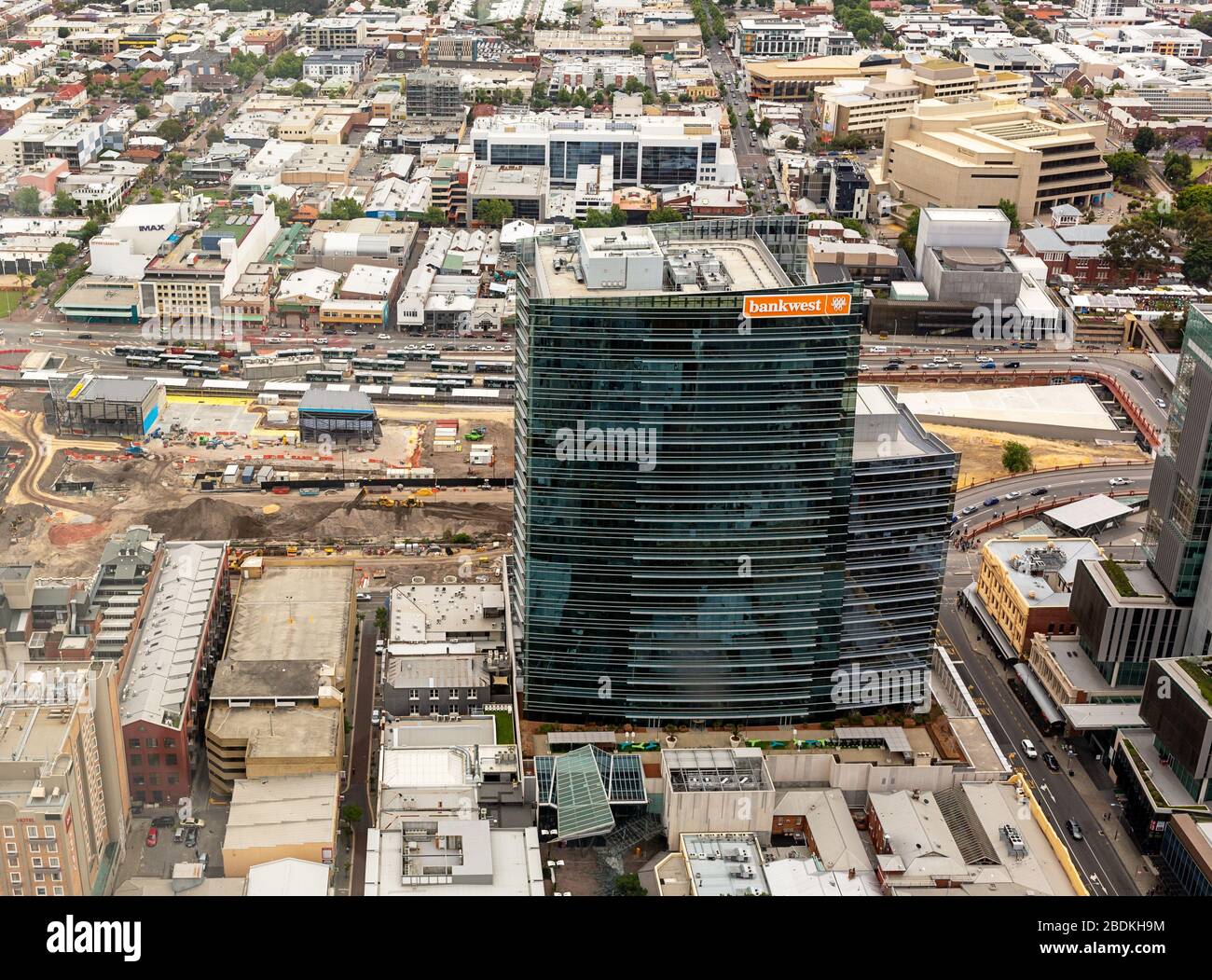 Blick hinunter auf das Bankwest Gebäude mit Bauarbeiten überall. Bauboom in Perth. Stockfoto