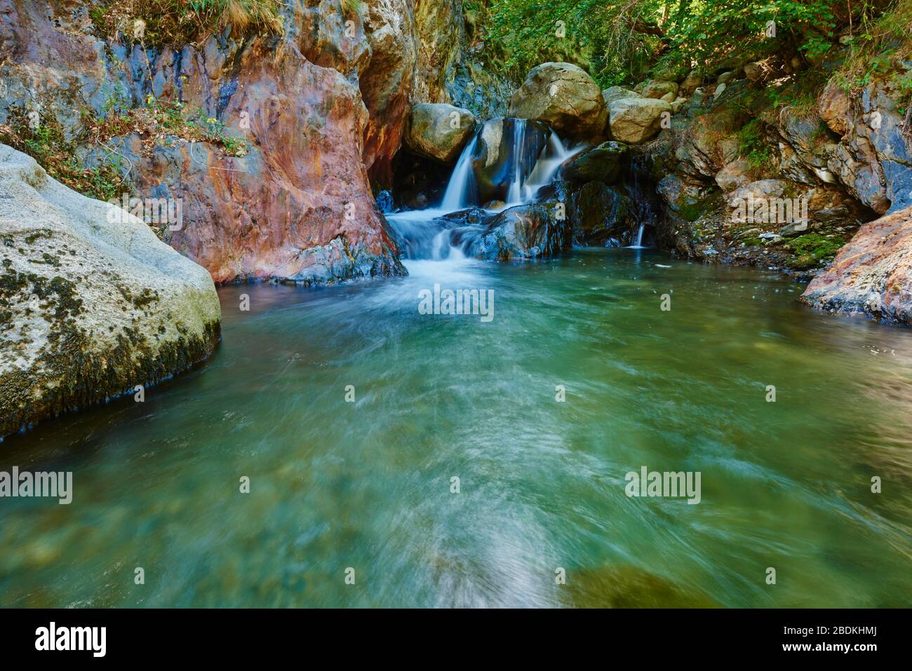 Wasserfall, Riu de Sant Nicolau, Aigueestortes i Estany de Sant Maurici Nationalpark, Pyrenäen, Lleida, Katalonien, Spanien Stockfoto