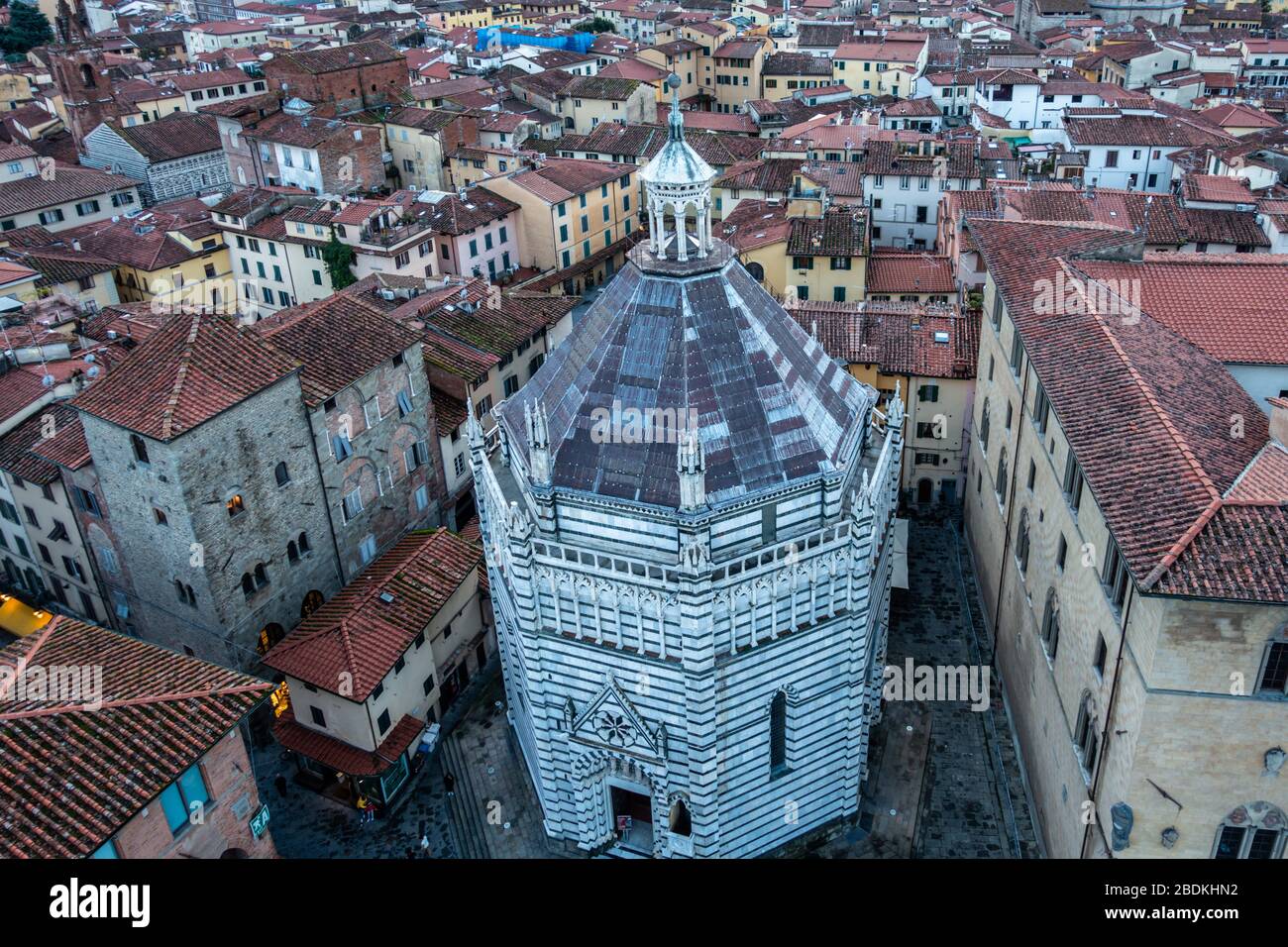 Luftaufnahme des Battistero di San Giovanni in corte von der Turmglocke der Kathedrale von Pistoia, Toskana, Italien Stockfoto