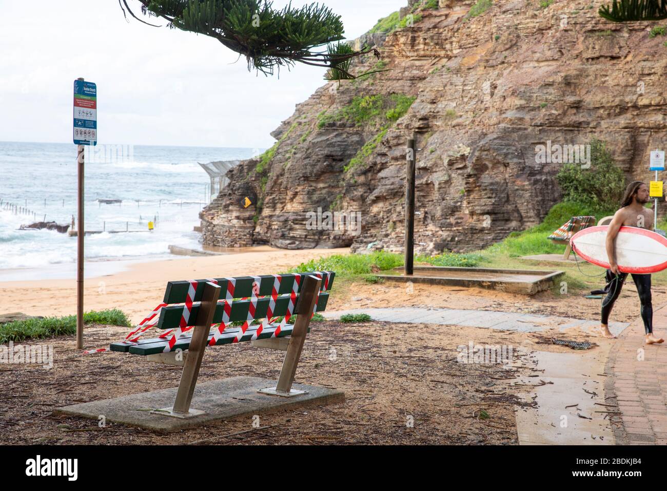 Sydney, Australien. Donnerstag, 9. April 2020. Die NSW-Regierung und die örtlichen Räte haben vor dem Osterwochenende eine Reihe von Stränden in Sydney geschlossen, mit mobilen Schildern, die Menschen daran erinnern sollen, soziale Distanzierungen aufrechtzuerhalten, Strandpools und Strandsitzplätze wurden ebenfalls geschlossen und abgeschottet. Wir Danken Martin Berry/Alamy Live News Stockfoto