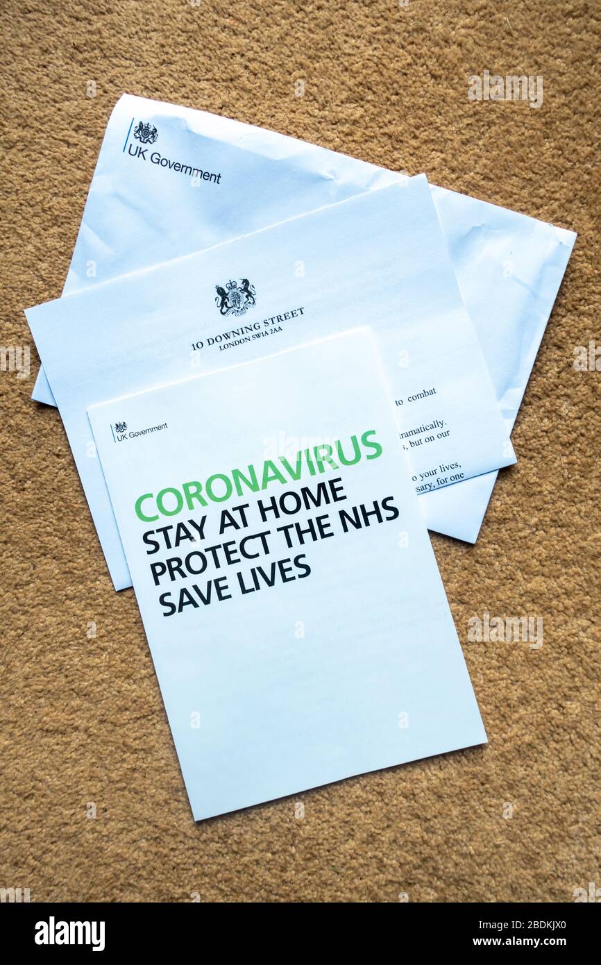 Brief- und Informationspaket, das von der britischen Regierung im April 2020 an britische Haushalte gesendet wurde und Anweisungen zur Befolgung und Detaillierung von Ratschlägen zur Vermeidung der Verpachtung des Coronavirus gibt. Stockfoto