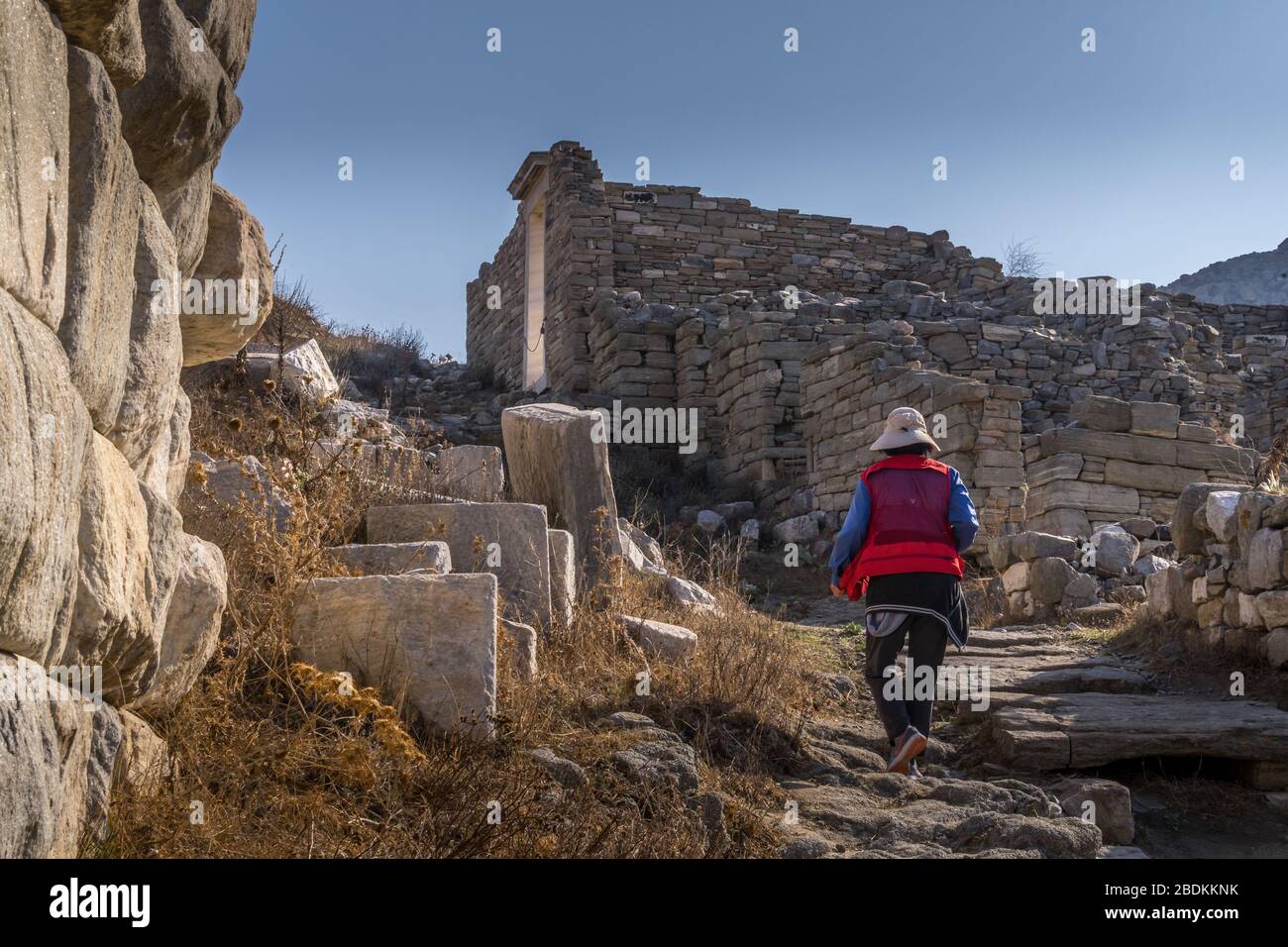 Ein Reisender besteigt Staires zu den antiken Ruinen auf der Insel Delos - einer der wichtigsten mythologischen, historischen und archäologischen Stätten in Stockfoto