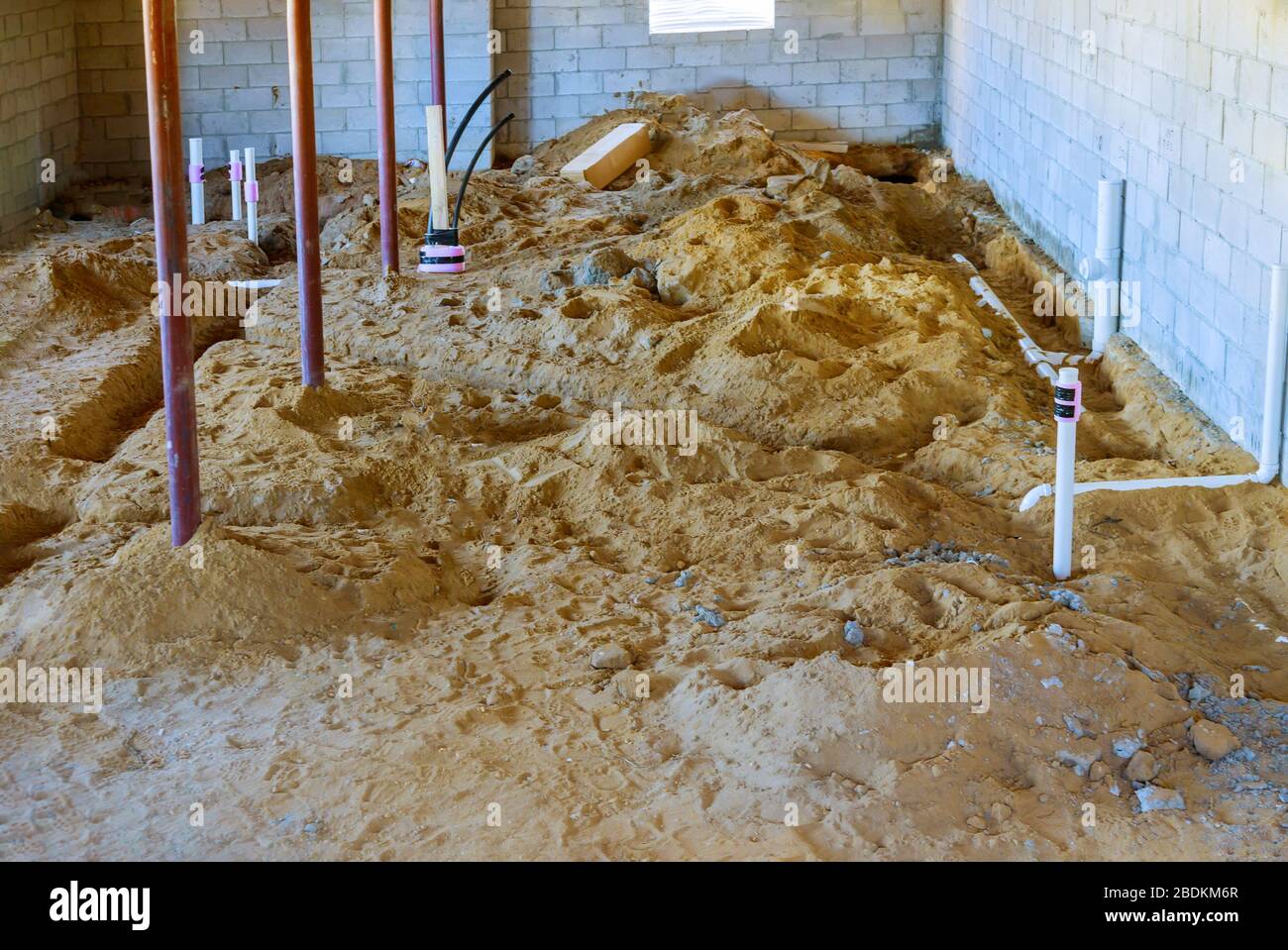 Pex- und Abflussrohre im Untergeschoss Montage von Sanitärrohren im Boden Stockfoto