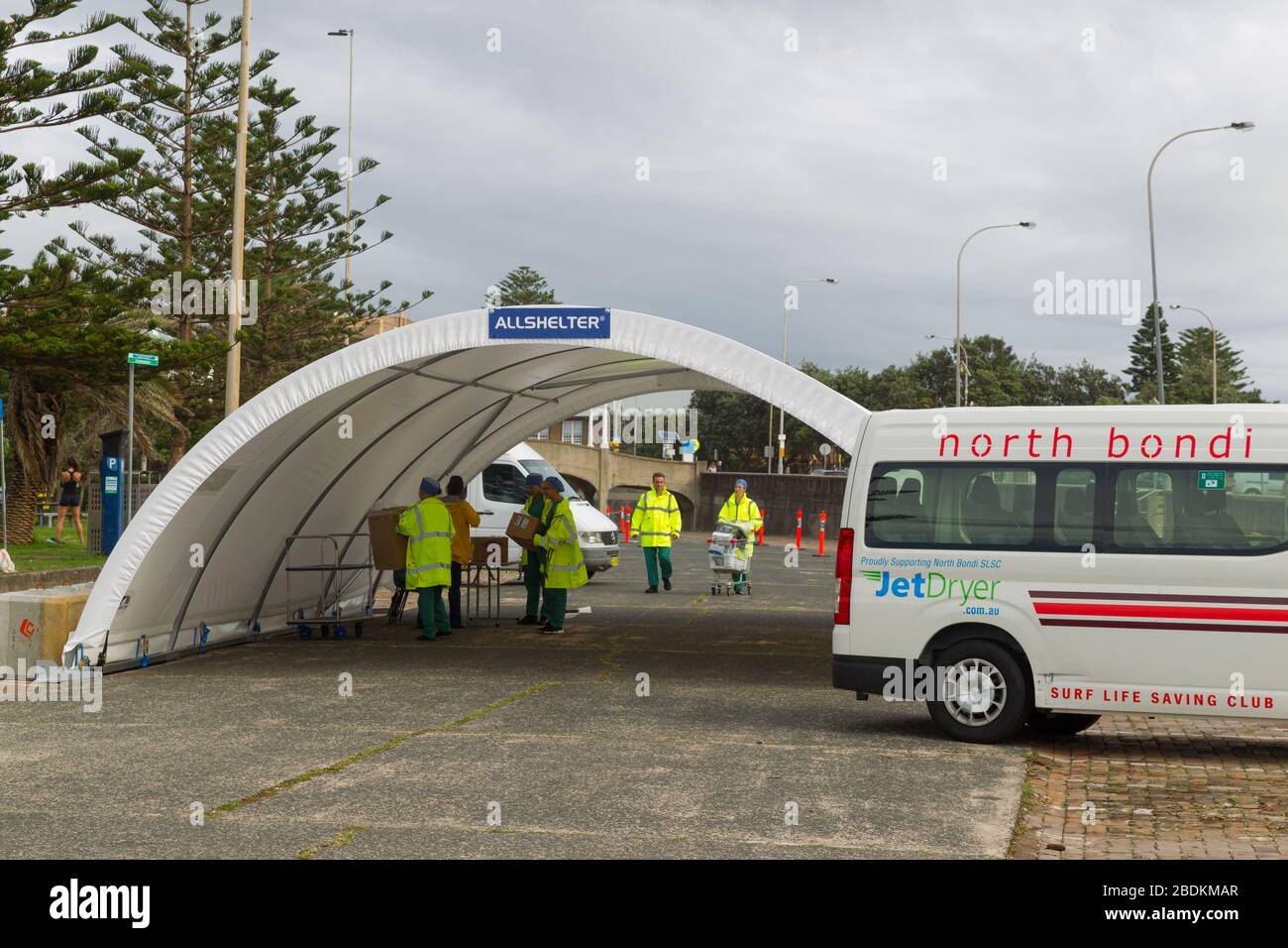 Bondi Beach, Australien, 9. April 2020. Bondi Beach in Australien, ein Hotspot für die Verbreitung des Coronavirus, hat ein schnelles Drive-Through-Pop-up-Testzentrum COVID-19 ins Leben gerufen. Abgebildet: Die Bondi Beach Pop-up-Testeinrichtung für Durchfahrt-Patienten. Kredit: Robert Wallace/Alamy Live News Stockfoto