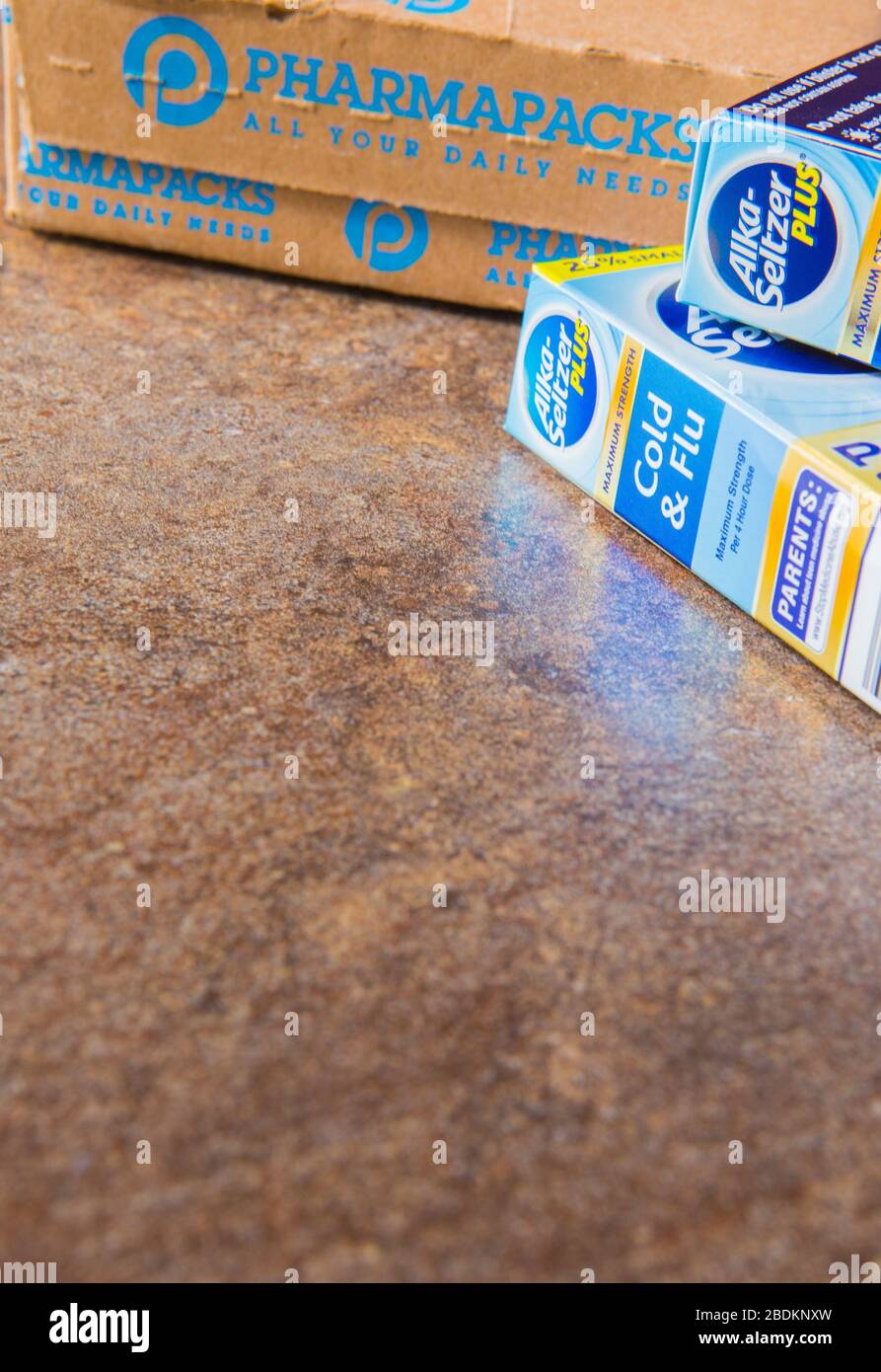 Pharmapacks Online-Drogengeschäft alka seltzer Erkältung und Grippe-Medikation Stockfoto