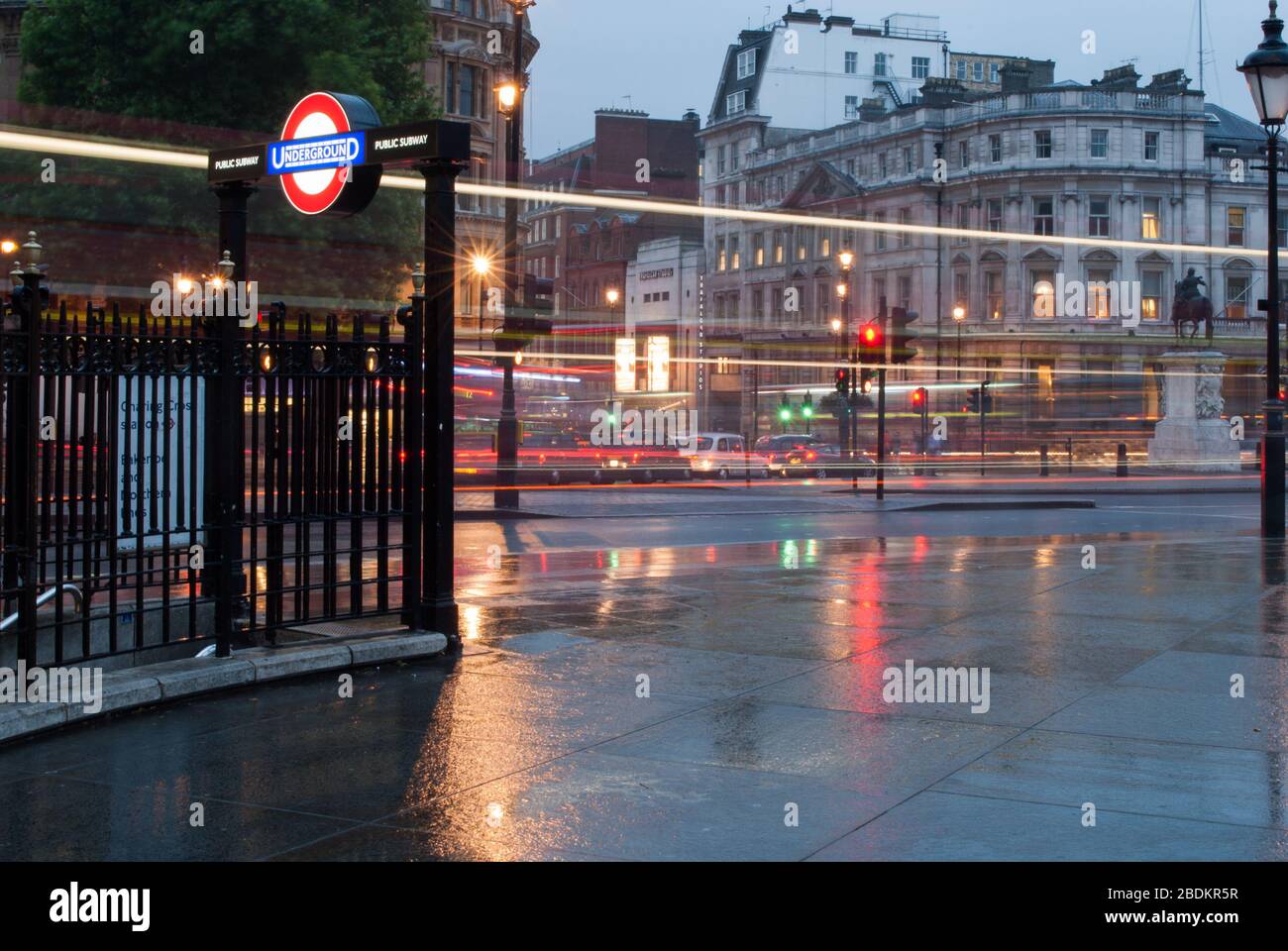 Lichter Nacht Abend Regen Trafalgar Square, Charing Cross, London WC2N 5DN Stockfoto