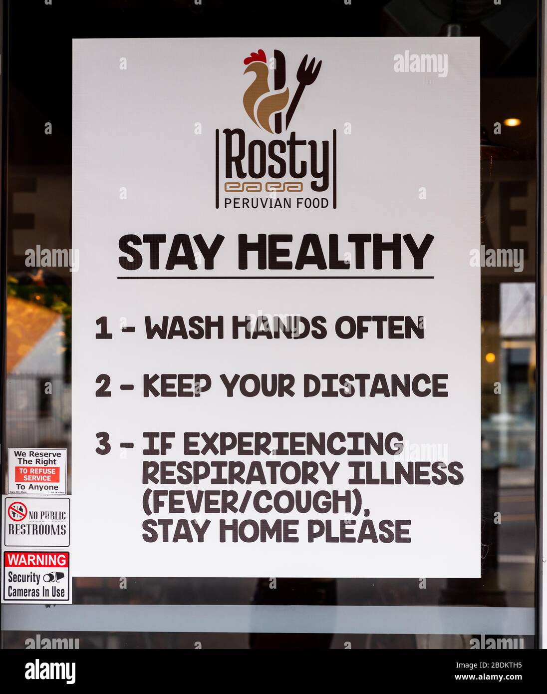Melden Sie sich während des Covid-19-Ausbruchs im Restaurantfenster an. Er lautet: Gesund bleiben, Hände oft waschen, Distanz halten, bei Krankheit zu Hause bleiben. Stockfoto