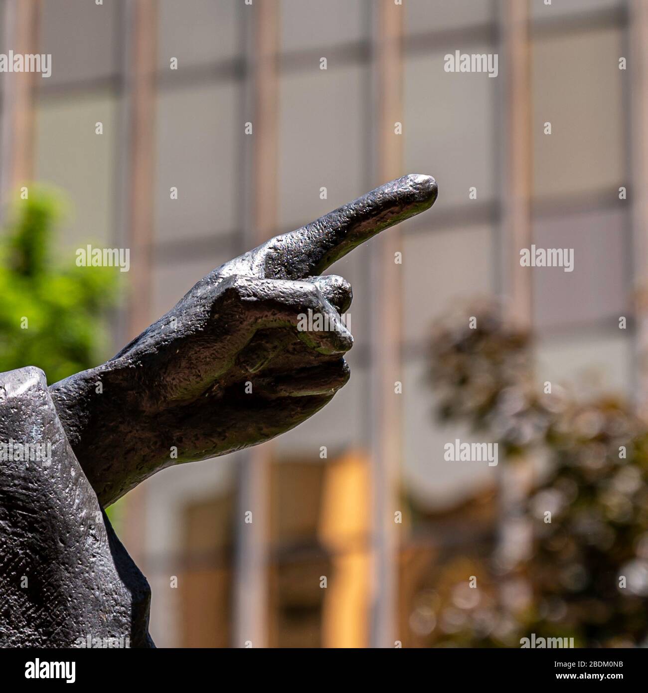 Statue, die auf einen Finger zeigt, aufgenommen in Hartford CT Stockfoto