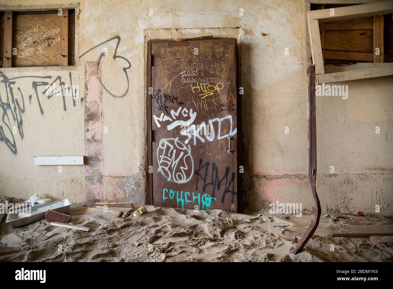 Ein alter verlassene Strandbunker nach dem Hurrikan. Stockfoto